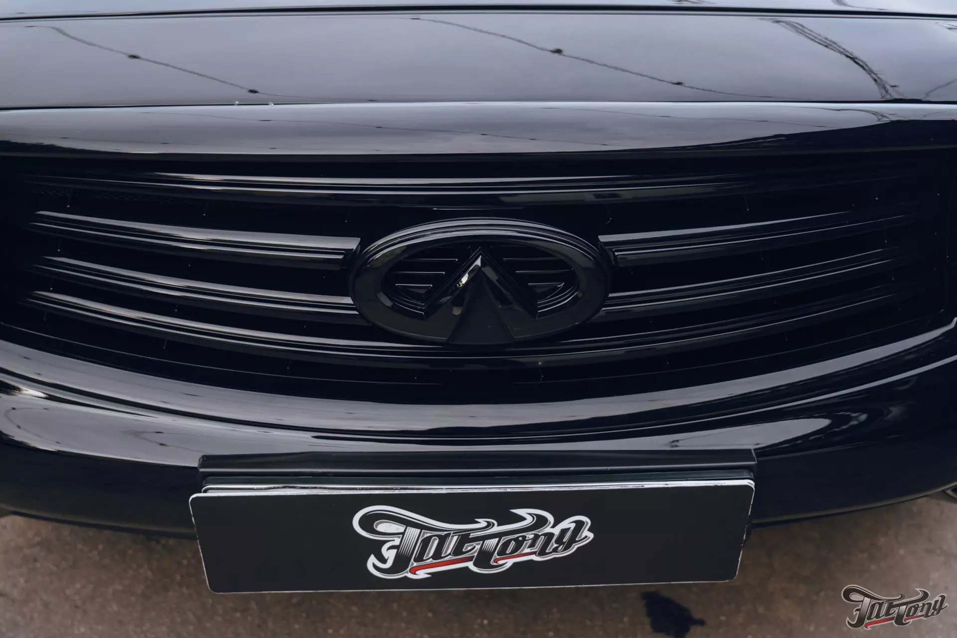 Infiniti QX70. Полировка кузова+керамика. Мойка подкапотного пространства. Химчистка салона. Окрас дисков